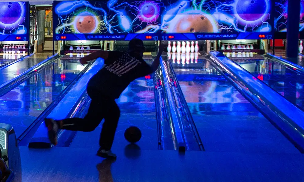 people bowling